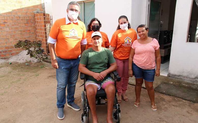 Melhor em Casa: Paciente atendido pelo Programa recebe cadeira de rodas motorizada