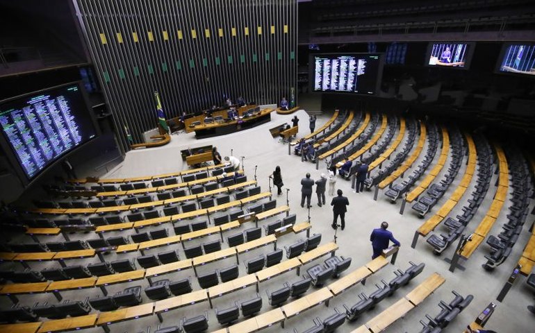 Comissão aprova Orçamento de 2025 com teto de despesas de R$ 2,2 trilhões