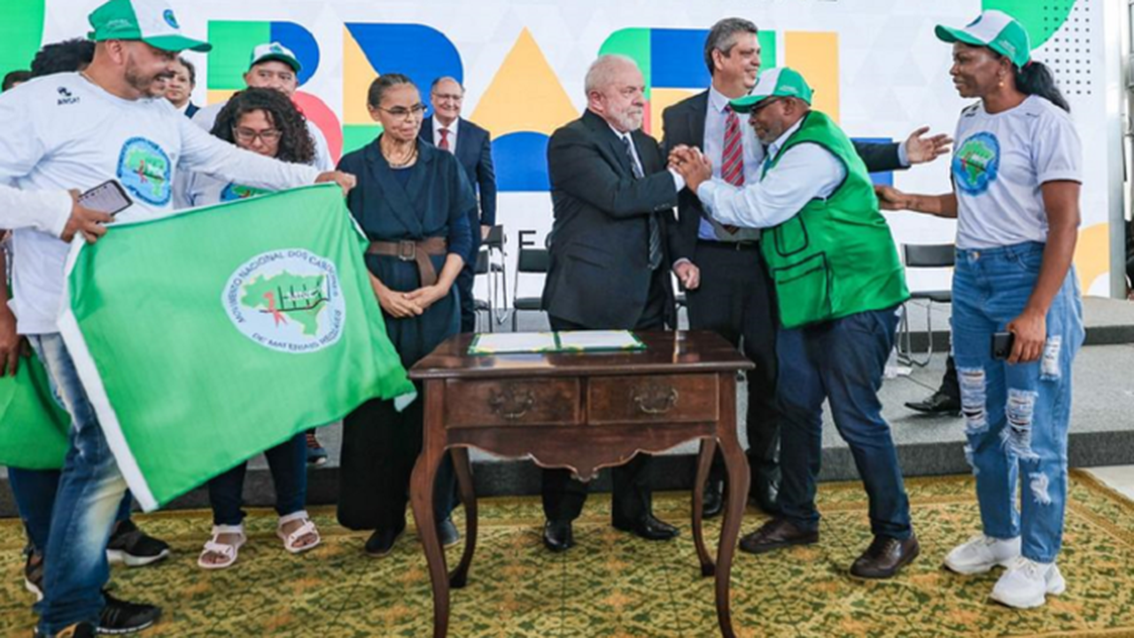 Lula recebe catadores no Planalto: governo de portas abertas a todos os brasileiros