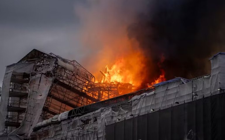 Grande incêndio atinge edifício da Bolsa de Copenhague e torre histórica desaba, na Dinamarca