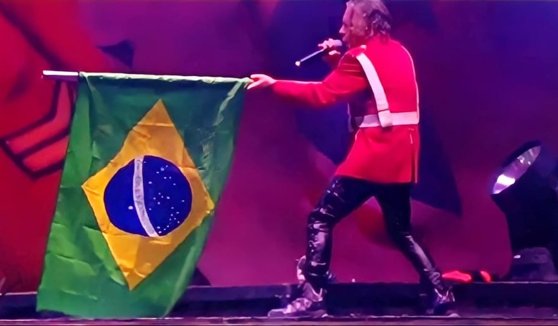 Iron Maiden homenageia brasileiros com bandeira nacional