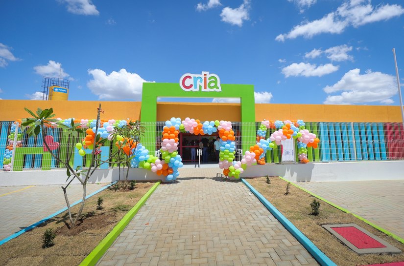 Governo assina ordem de serviço e entrega equipamentos de educação e esporte em Poço das Trincheiras
