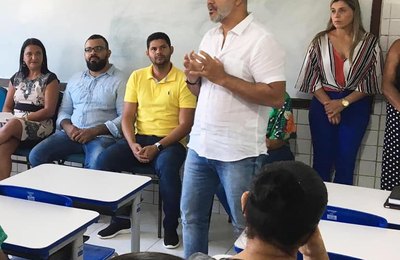 Prefeito Wladimir Britto se reúne com alunos roteirenses aprovados no Ifal