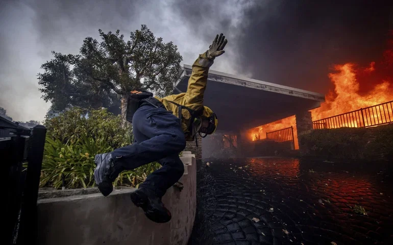 Incêndio atinge refinaria perto de Los Angeles, nos EUA