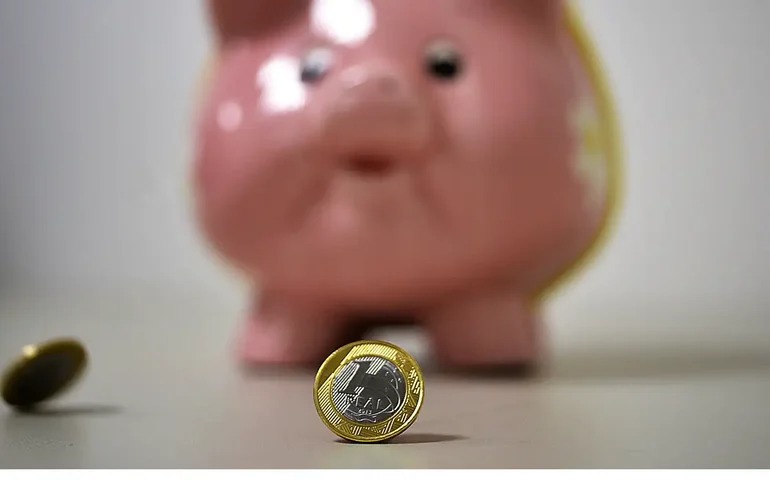 Retiradas da poupança superam aplicações em R$ 398 milhões, em agosto