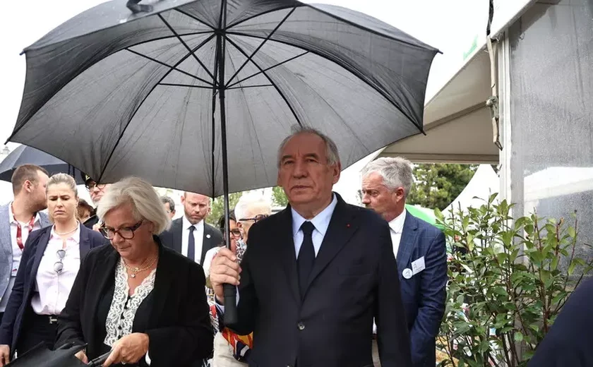 Premiê francês acusa Itália de 'dumping fiscal'; governo reage