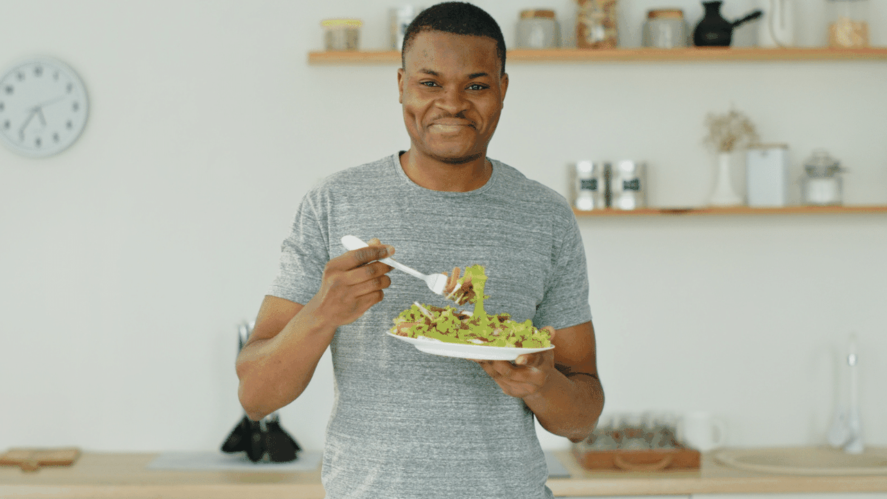 Treinar à noite exige mudanças na alimentação? Saiba como equilibrar refeições e sono