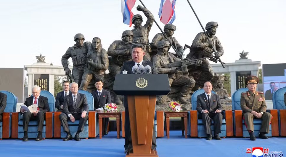 Kim Jong-un discursa durante a inauguração de um memorial em Pyongyang, no domingo — Foto: AFP