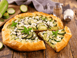 Quer um jantar leve e saudável? Aprenda esta torta de abobrinha com queijo feta