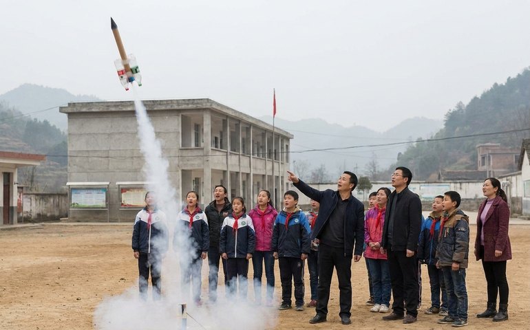 Experimento com foguete improvisado surpreende alunos na China