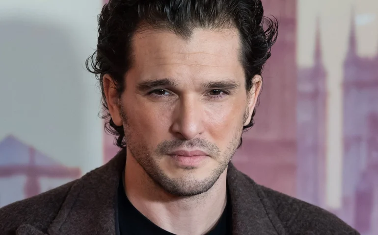 Kit Harington e Sophie Turner encaram beijo inusitado em novo filme após serem irmãos em 'Game of Thrones'