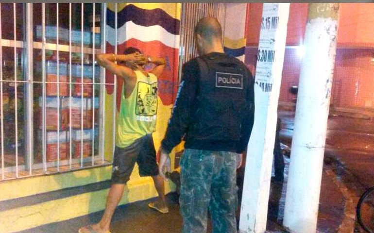 Jovem é preso com droga no Centro de Maceió