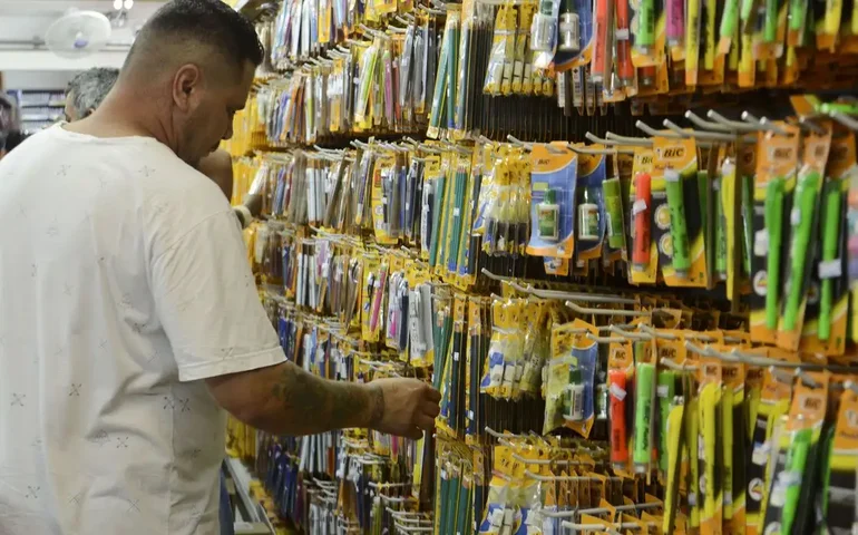 Índice de estoques da FecomercioSP sobe 4,6% em abril ante março