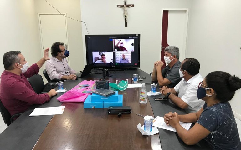 Prefeito Rogério Teófilo entrega tablets para os agentes comunitários de saúde