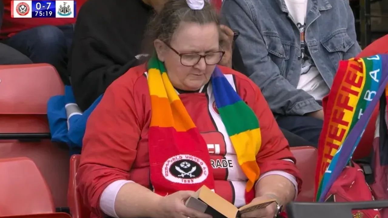 Premier League: torcedora lê livro na arquibancada enquanto time é goleado por 8 a 0