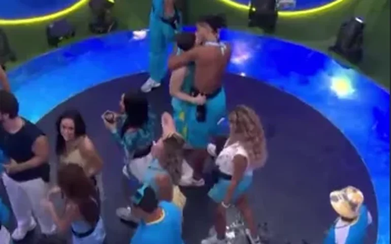 Breno e Marcelo protagonizam o primeiro beijo do BBB26