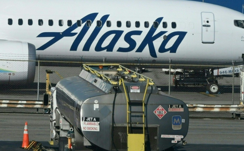 Trem de pouso de avião da American Airlines pega fogo durante decolagem