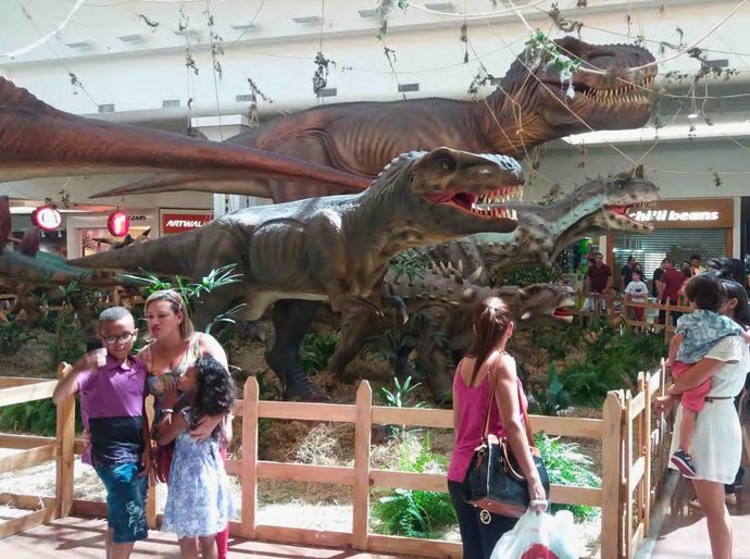 Dinossauros gigantes invadem o Pátio Maceió durante a ação Jurassic Pátio