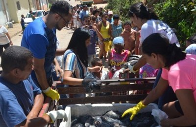 Distribuição de peixes reúne milhares em Coruripe
