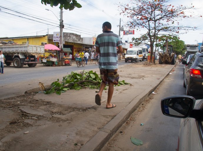 Prefeitura de Maceió ordena canteiro central do Benedito Bentes II