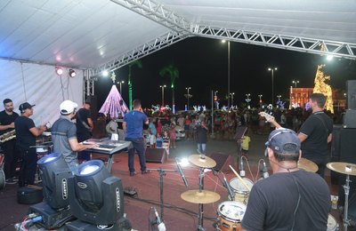 Penedo Luz abre espaço para músicos da cidade e distribui presentes para crianças carentes