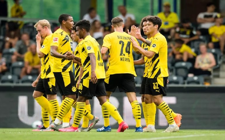 Dortmund goleia, Bayern vence fora e dupla mantém perseguição ao líder no Alemão