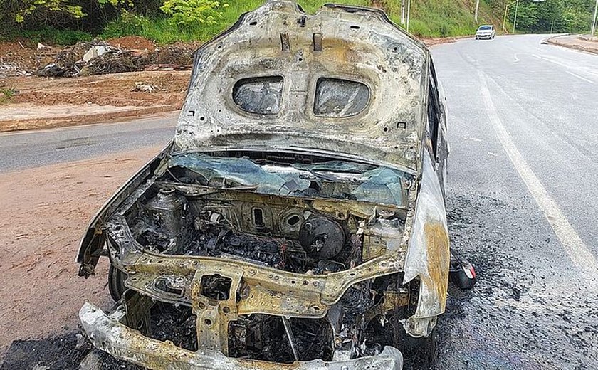 Carro pega fogo na Avenida Pierre Chalita