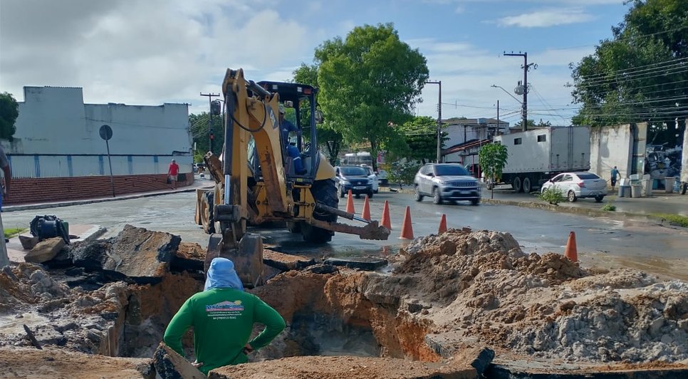 Rede rompida causa vazamento e desabastecimento de água na Zona Norte de Aracaju