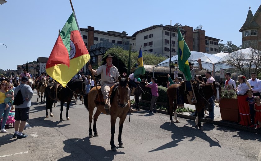 Desfile Farroupilha marcou o 20 de setembro em Gramado