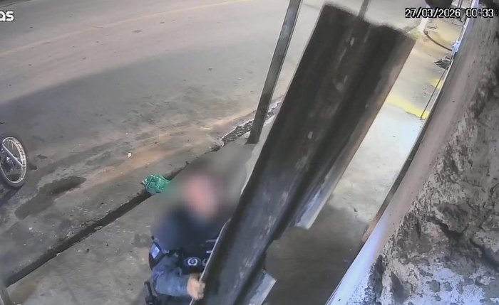 PM pega uma telha e usa o objeto para mudar a direção das câmeras de segurança.