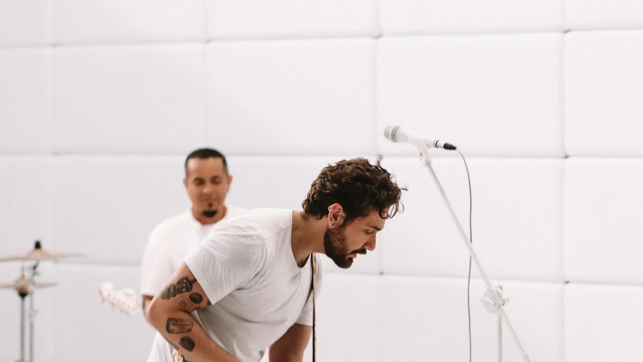 Gustavo Mioto coloca seus 'Pensamentos Intrusivos' para fora em álbum que amplia as fronteiras do sertanejo