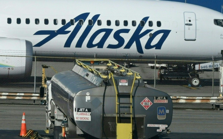 Trem de pouso de avião da American Airlines pega fogo durante decolagem