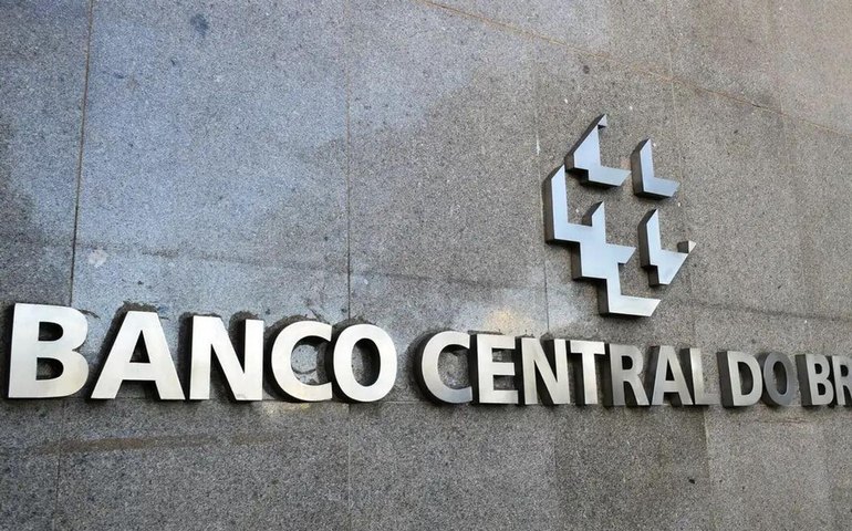 Banco Central sinaliza fim do ciclo de alta dos juros e adverte sobre incertezas com a crise no Oriente Médio