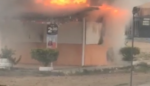 Lanchonete pega fogo e fica destruída