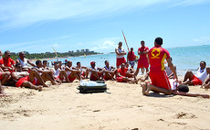 Corpo de Bombeiros realiza treinamento na Praia de Pajuçara