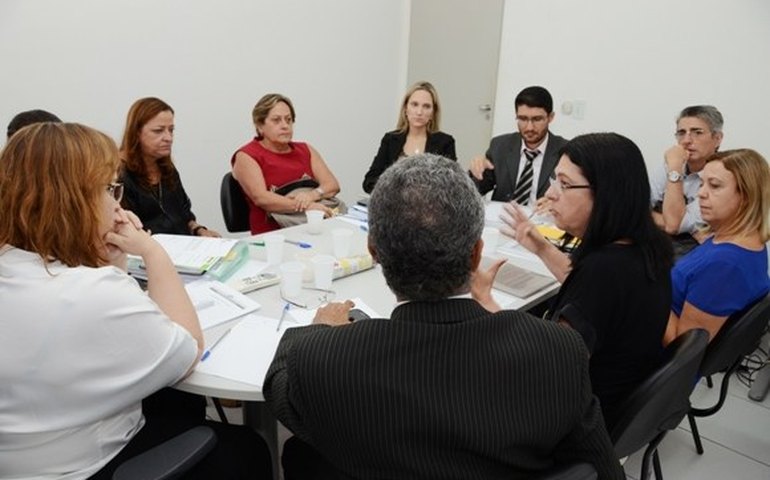 Secretária de Saúde discute atendimento materno infantil com integrantes de MP