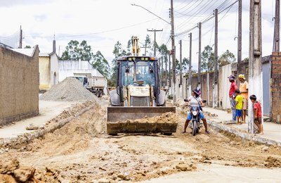 Prefeito Júlio Cezar visita obras de drenagem e pavimentação da comunidade Edval Gaia