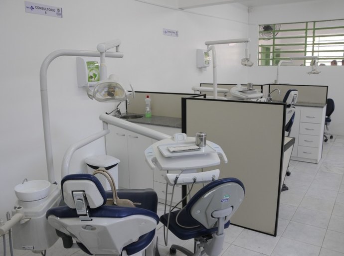 Henrique Equelman recebe Centro Odontológico e UBS reformados