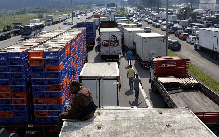 Caminhoneiros marcam greve, mas governo vê ameaça vazia