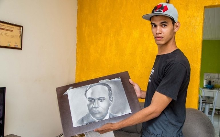 Artista autodidata de Major Izidoro cria imagens realistas e impressiona