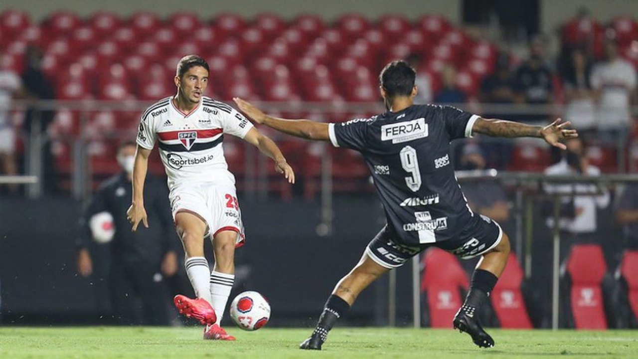 São Paulo supera o Água Santa com reservas no Paulistão em noite de arbitragem controversa