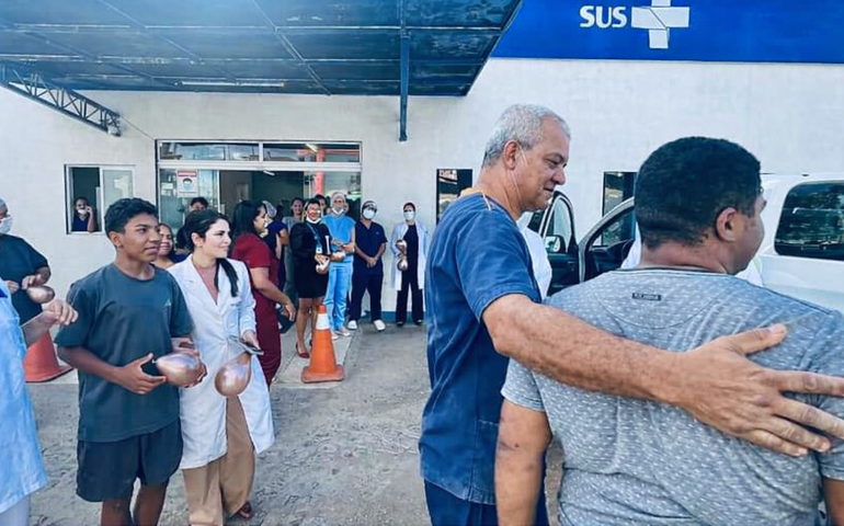 Alta hospitalar marca despedida emocionante de paciente após quase um ano internado no Hospital Dr. Ib Gatto Falcão