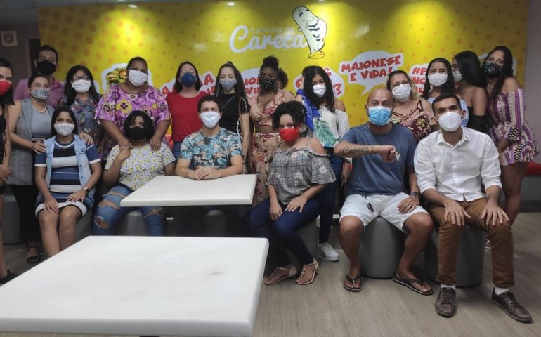 Meninas da Casa de Passagem têm dia de lazer em lanchonete