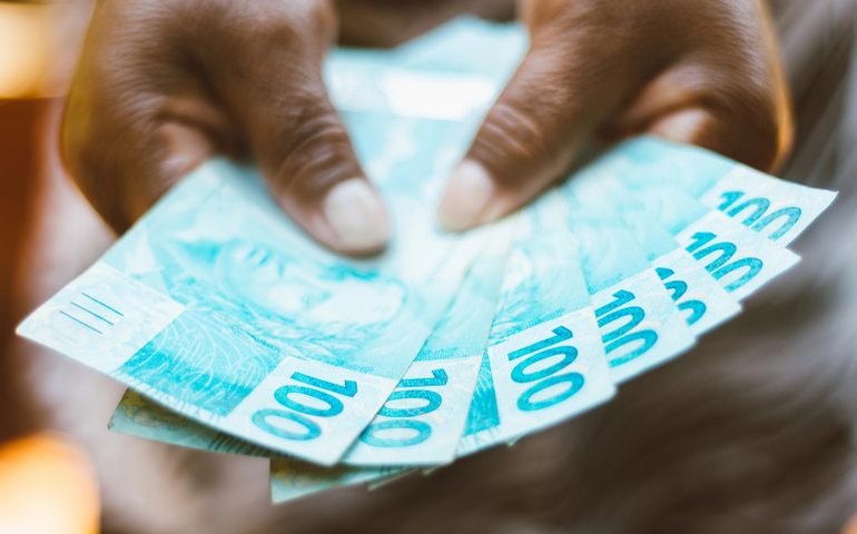 Projeto do governo prevê salário mínimo de R$ 1.717 em 2027 e define metas fiscais