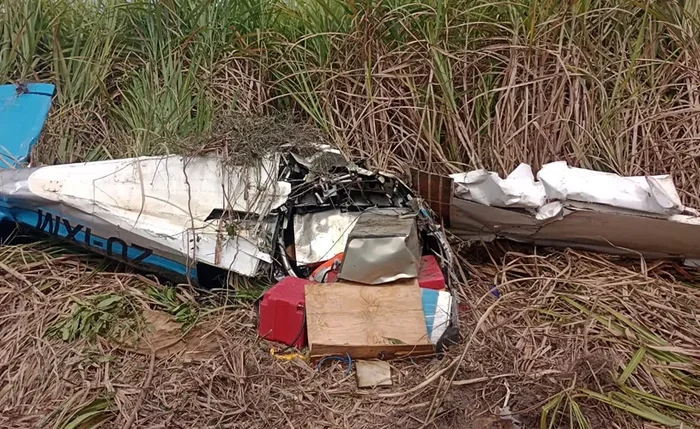 Destroços do avião ficaram espalhados em canavial de Coruripe Destroços do avião ficaram espalhados em canavial de Coruripe