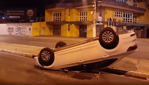 Arma de fogo falsa é encontrada dentro de carro capotado em Aracaju / Foto: Foto: CPTran/SE