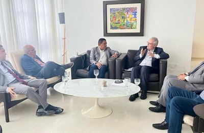 Prefeito Júlio, Dr. Pedro Gaia e vereador Pedrinho Gaia encontram-se com Renan Calheiros em Brasília