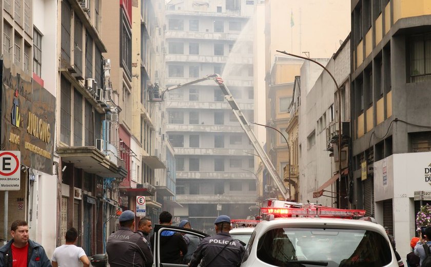 Edifício que pegou fogo no centro de São Paulo será demolido