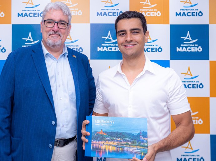 Prefeito JHC recebe cônsul-geral da Alemanha no Nordeste