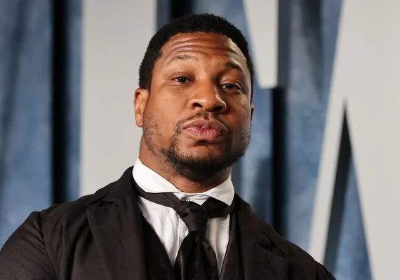 Jonathan Majors, vilão demitido da Marvel, admite, em áudio vazado. que estrangulou ex-namorada